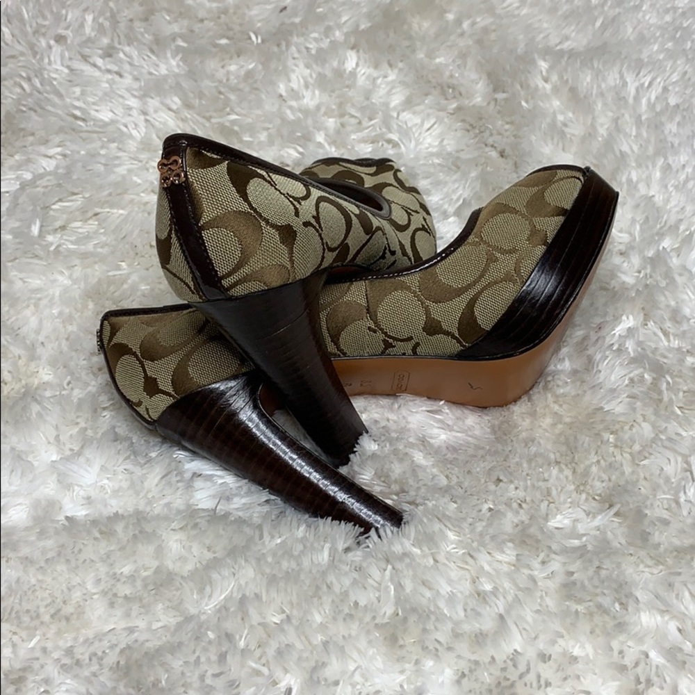 Gorgeous coach shoe - Picture 3 of 5